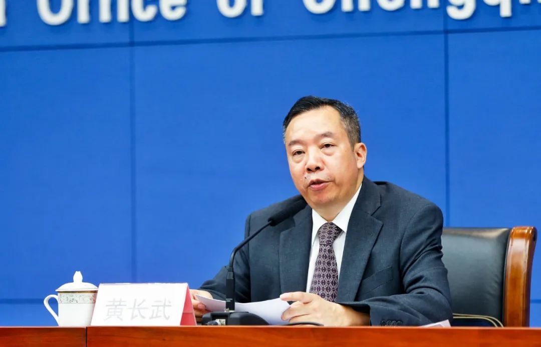 黄长武回答记者提问 罗嘉 摄