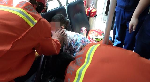 女童被公交车座椅卡住了腿，消防员赶到3分钟解决休闲区蓝鸢梦想 - Www.slyday.coM