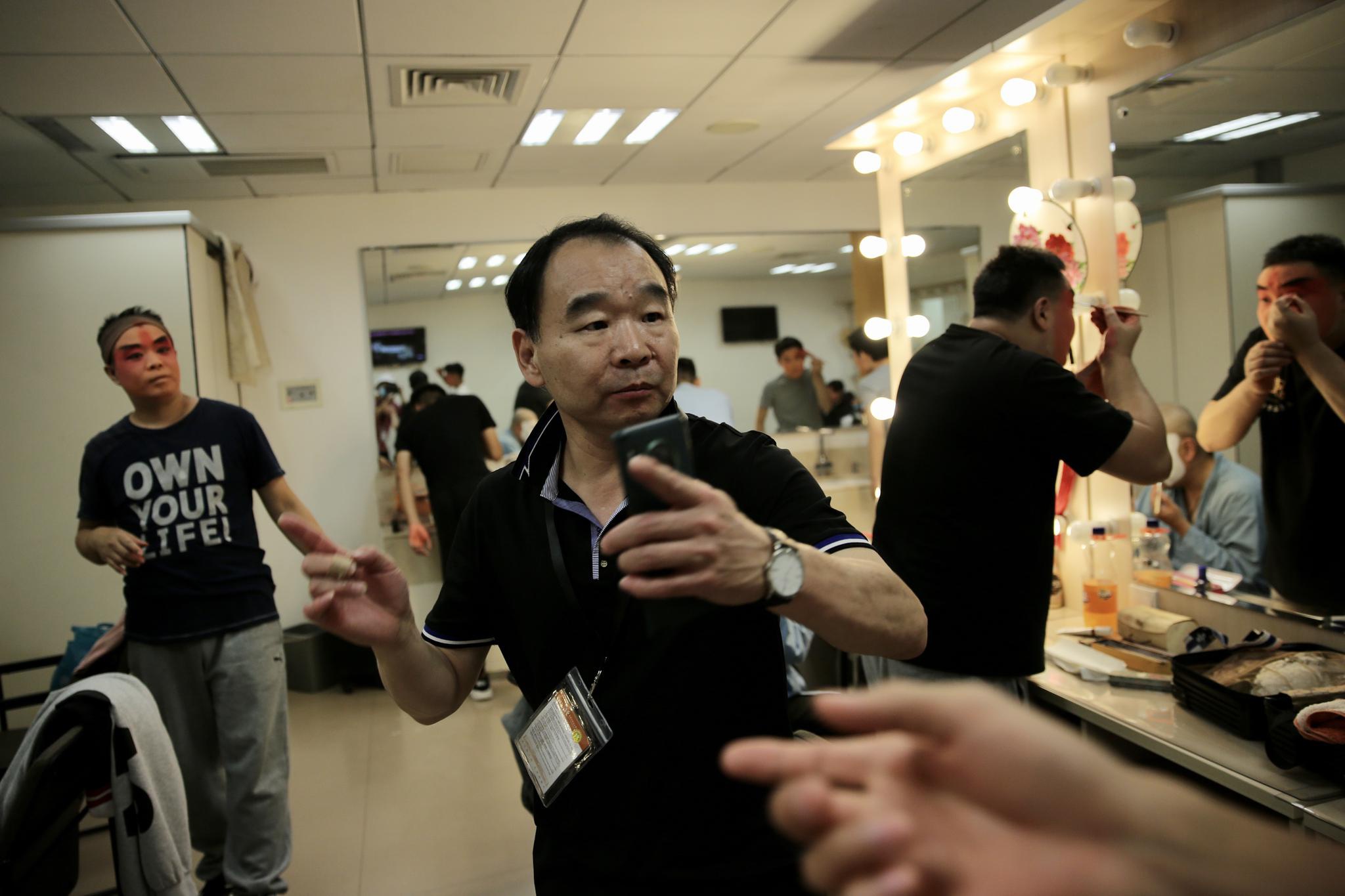 新编京剧五丑四美图首演直播为小屏观众调整表演