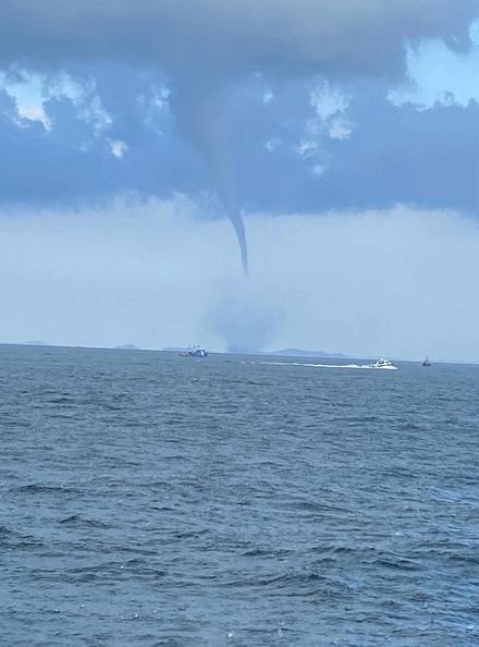 据悉,"龙吸水"即水上龙卷风,是一种强对流天气现象.