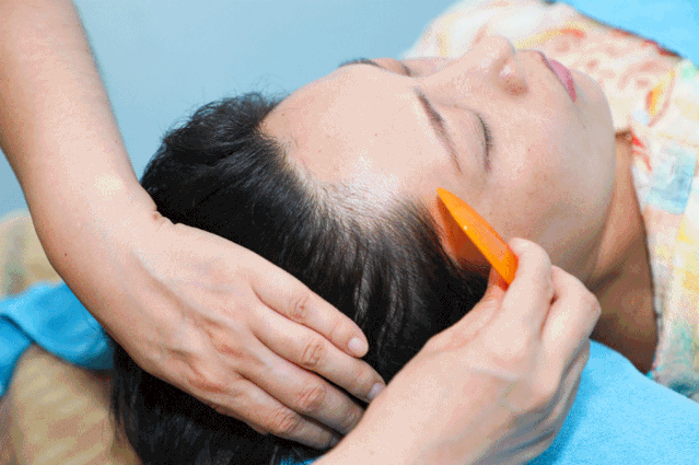 那其实都是经络不通造成的小结节,平常多按摩头部经络可以缓解哦~推拿