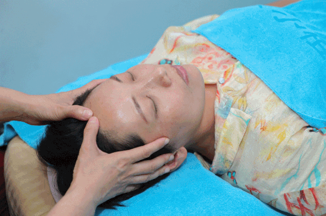 推拿师先采用按压的方式对头顶舒缓放松,就这一下瞬间感觉头部轻松了