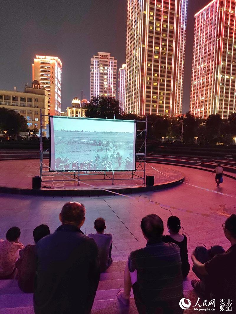 汉口江滩放露天电影 纪念抗日胜利75周年