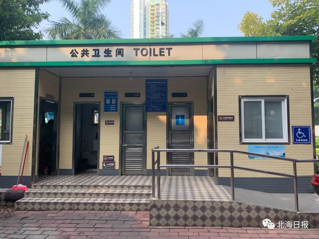 创城攻坚 | 市一中和水果市场附近这两个公厕软硬件设施均过关,表扬!