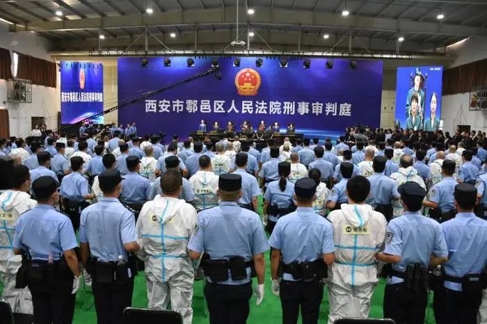 法院经审理查明,2000年,被告人葛七宝联合家族势力,纠集社会闲散人员