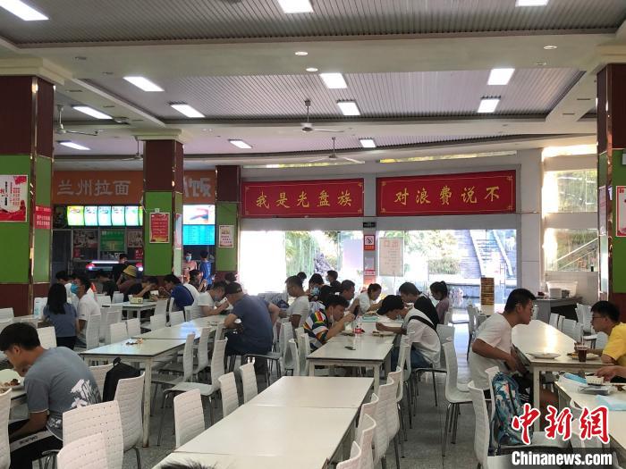 图为湖北医药学院学子餐厅 鲍晓宇 摄