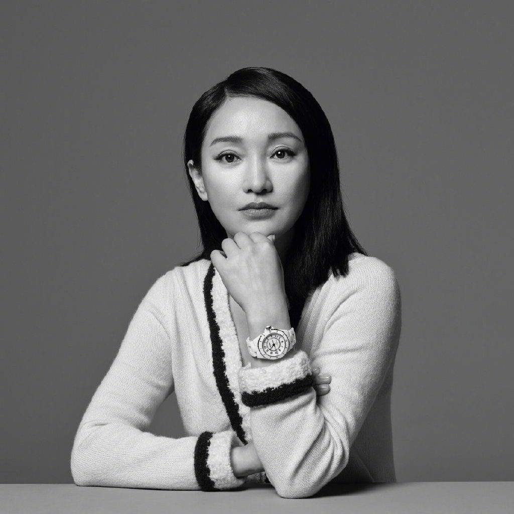 46岁周迅拍黑白大片,眼袋明显,鱼尾纹隐约可见,自然优雅老去才是真