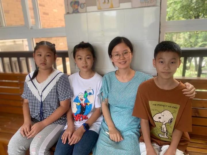 汪老师(左三)和学生们.图片来源:钱江晚报