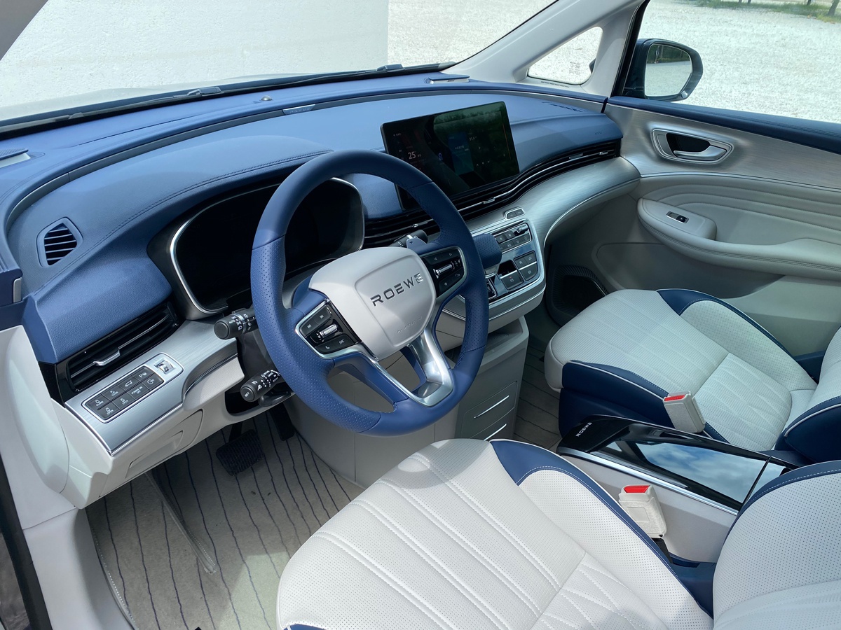 搭载"魔力"新科技 荣威imax8内饰正式亮相