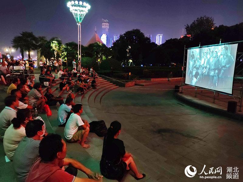 在汉口江滩露天放映了抗战题材的电影《平原游击队》,吸引了前来江滩