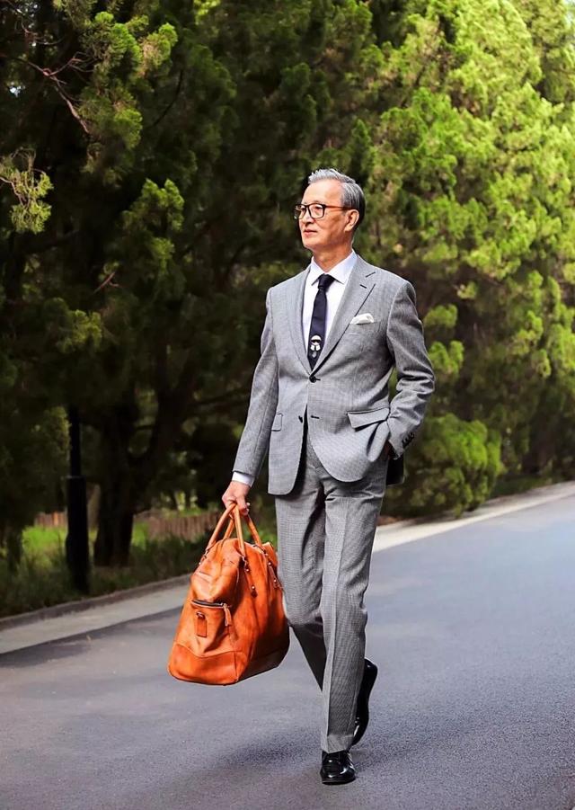 75岁大爷穿西装像霸道总裁83岁老大爷亮出脚上的鞋太潮了