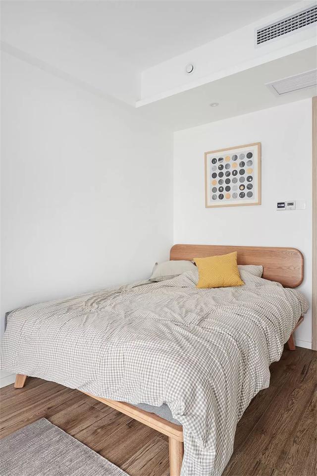 小面积的次卧把床靠墙布置,腾出了更加宽敞的通道空间.