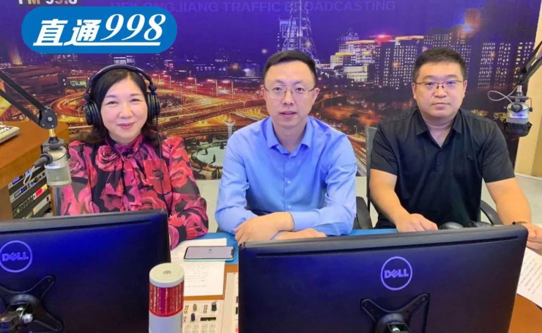《直通998》主持人欣莉与马雷律师,张鑫律师(从左至右)