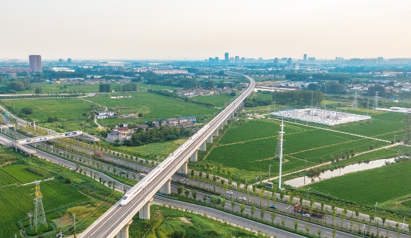 淮镇段首迎"试跑"动车组 最高时速达到160公里