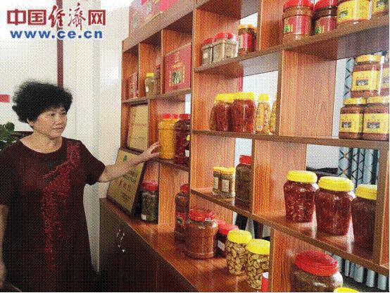 杨运兰介绍七婶小米辣椒酱多款产品　经济日报-中国经济网记者张雪/摄