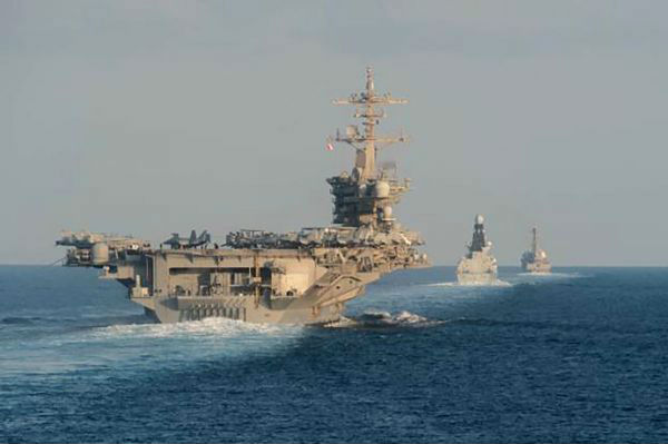  这张美国海军提供的照片显示，2019年11月19日，美国“亚伯拉罕·林肯”号航母（左）、英国皇家海军“保卫者”号驱逐舰（中），美国海军“法拉格特”号导弹驱逐舰（右）编队通过霍尔木兹海峡。新华社/美联