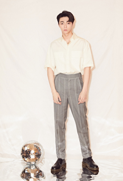 19岁的陈立农,离开限定团后资源不佳?罕见出席活动因腿惹关注