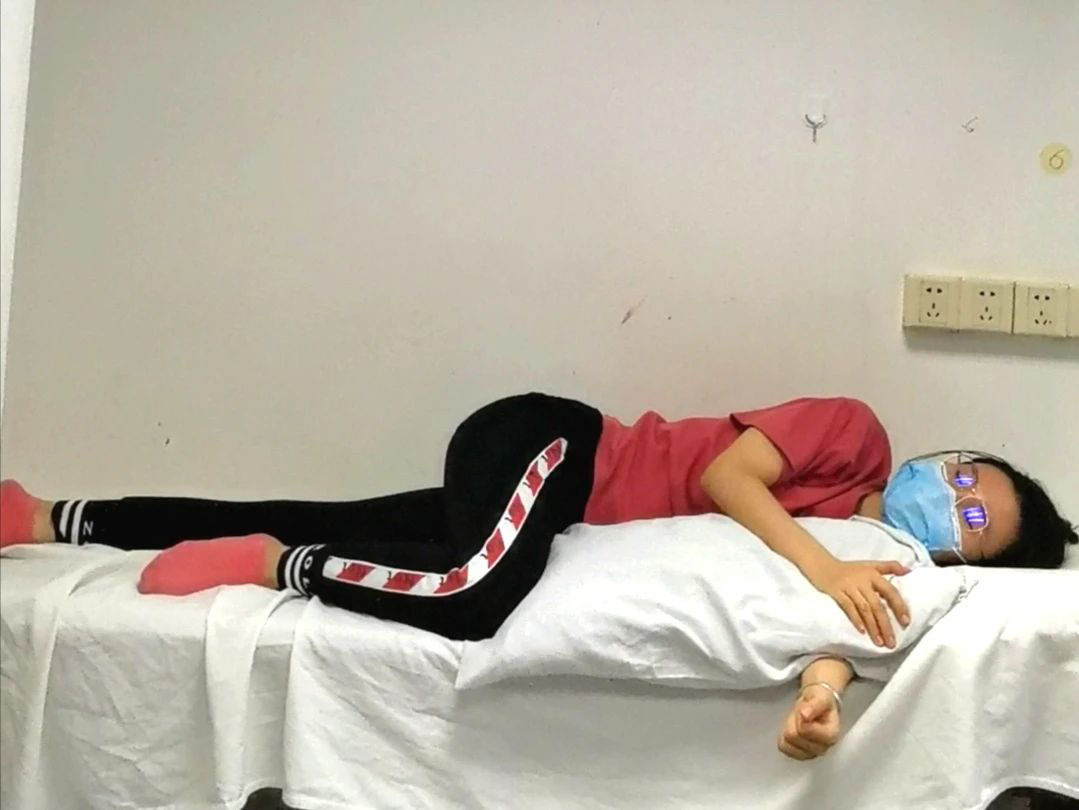 18岁女孩脊柱严重侧弯，元凶竟是……你可能也做过！休闲区蓝鸢梦想 - Www.slyday.coM