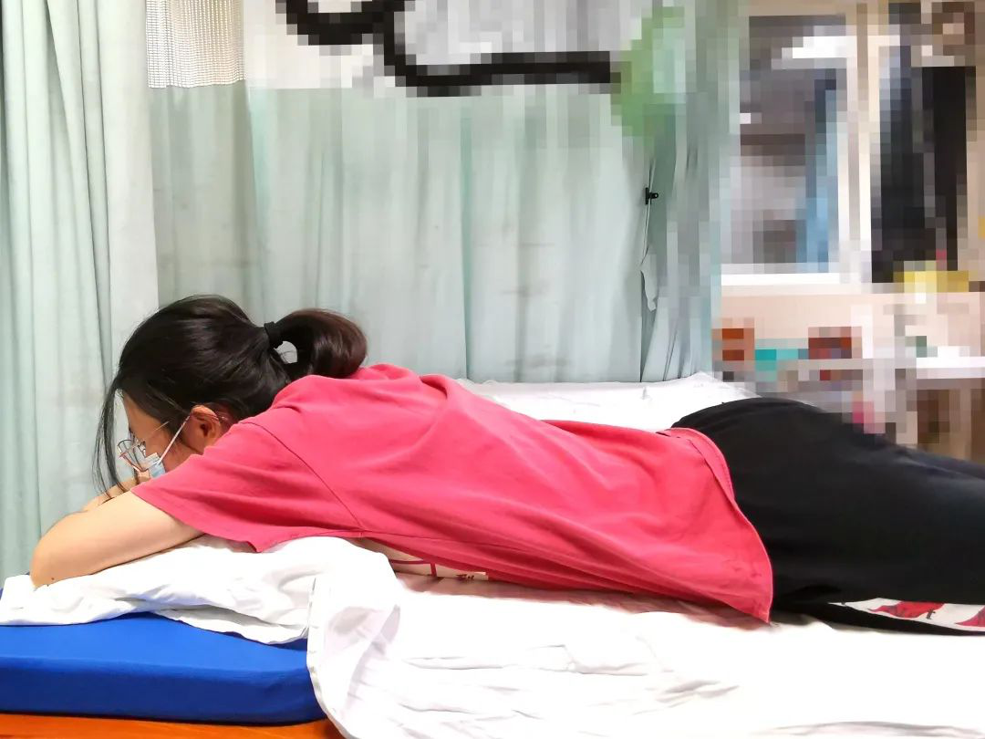 18岁女孩脊柱严重侧弯，元凶竟是……你可能也做过！休闲区蓝鸢梦想 - Www.slyday.coM