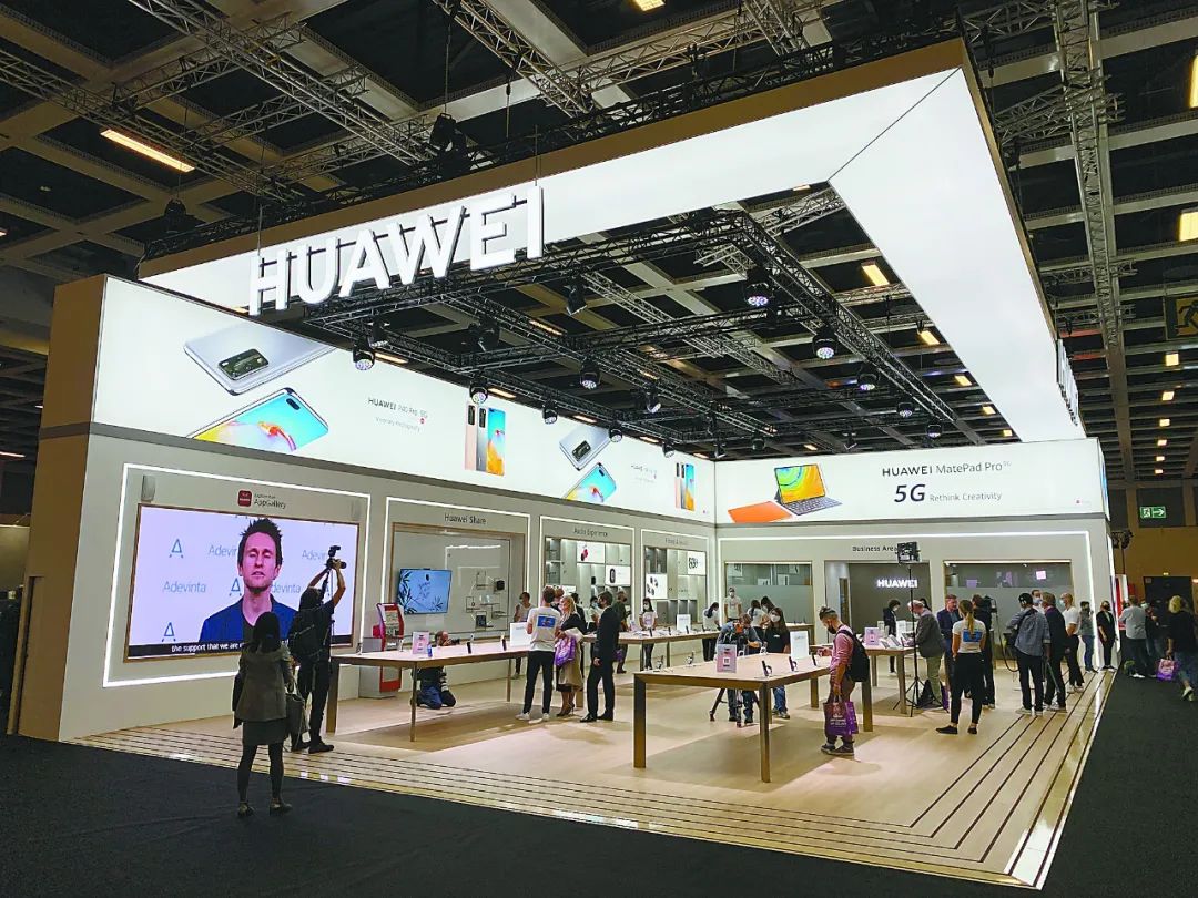 图说：在3日开幕的德国柏林国际电子消费品展览会（IFA）上，华为公司是现场为数不多的大型展位之一。