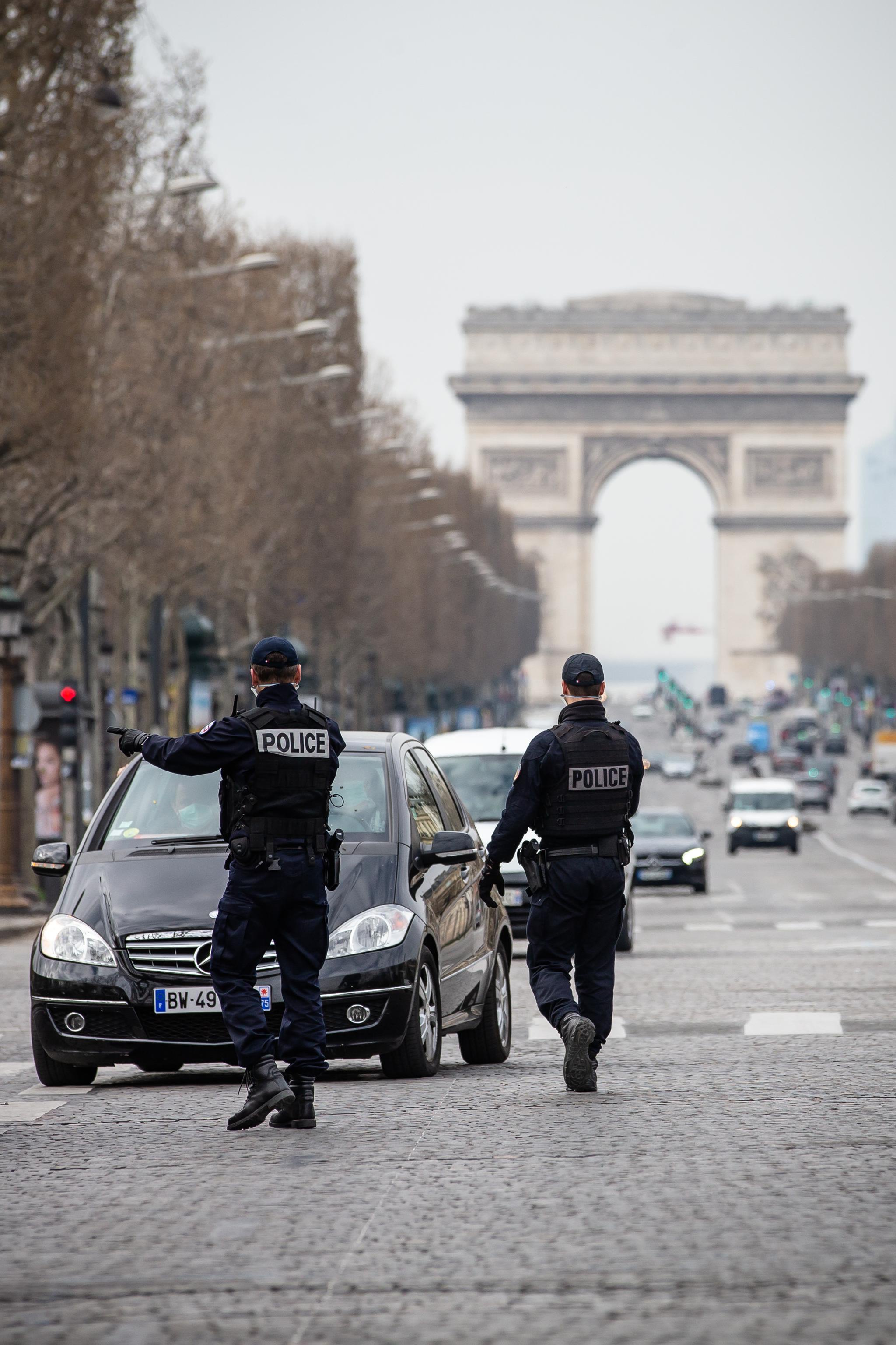 2020年3月17日下午,在法国巴黎,警察在"香街"盘查车辆.