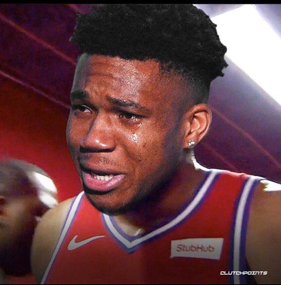 昔日恩比德遭遇小卡绝杀,哭着走回更衣室的图片,成为了恶搞的素材之一