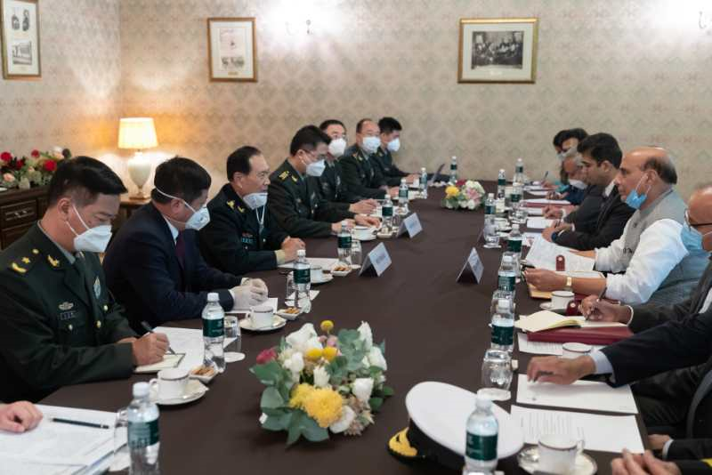 中国国务委员兼国防部长魏凤和与印度防长辛格举行会晤（图源：新华社/白雪骐）