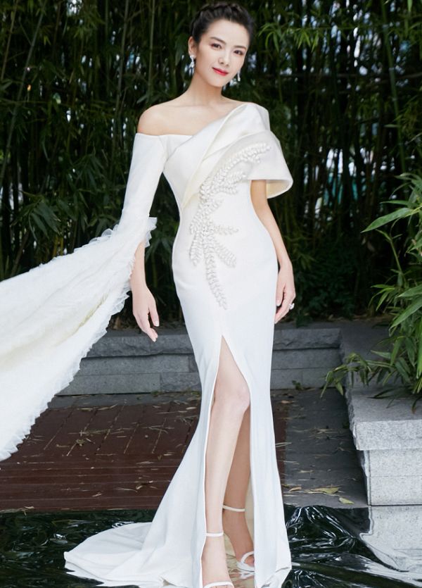 白裙中出现的超长手袖设计又让刘涛轻松化身成"仙女",礼裙中经典开叉