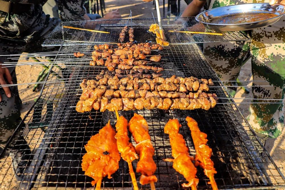 大漠戈壁的烧烤,你馋了吗?