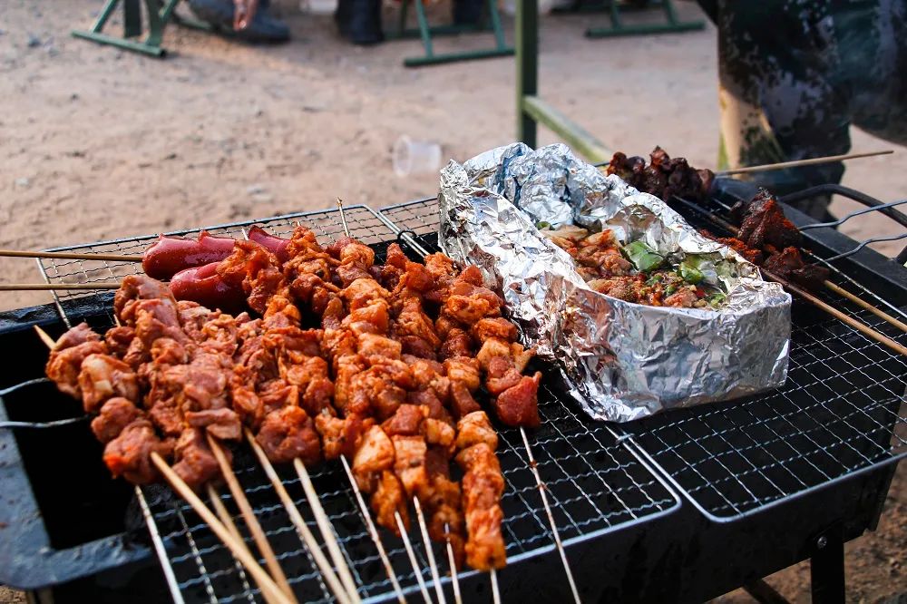 大漠戈壁的烧烤,你馋了吗?