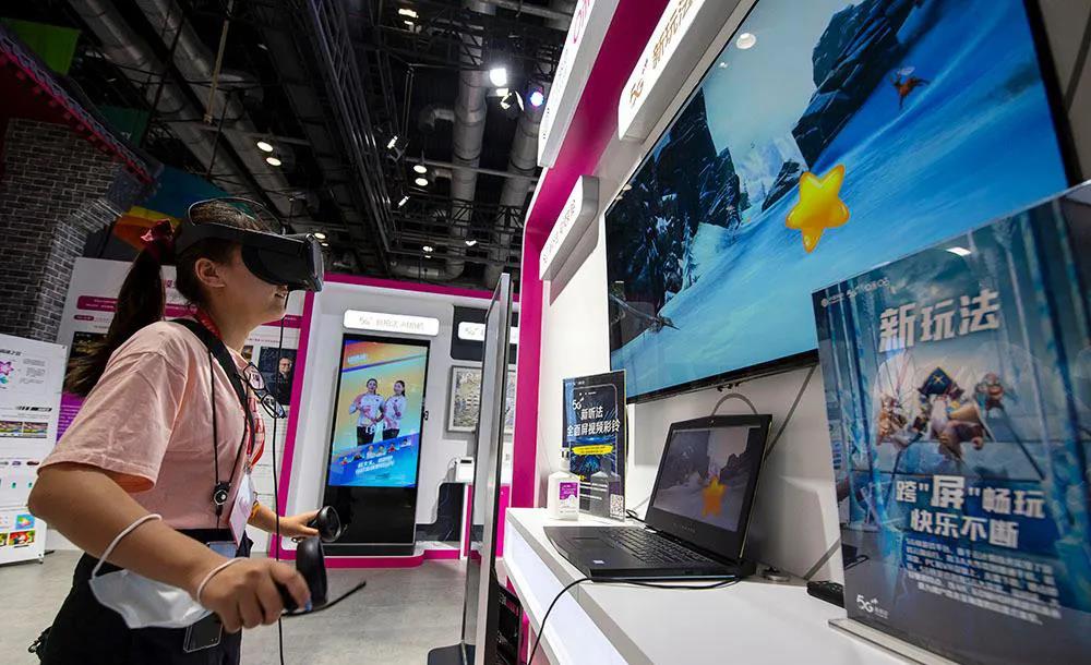  △2020年服贸会综合展区，参观者正在体验VR互动游戏。