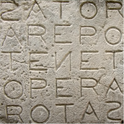 这是片名tenet回文的来源,庞贝古城的石刻遗迹.