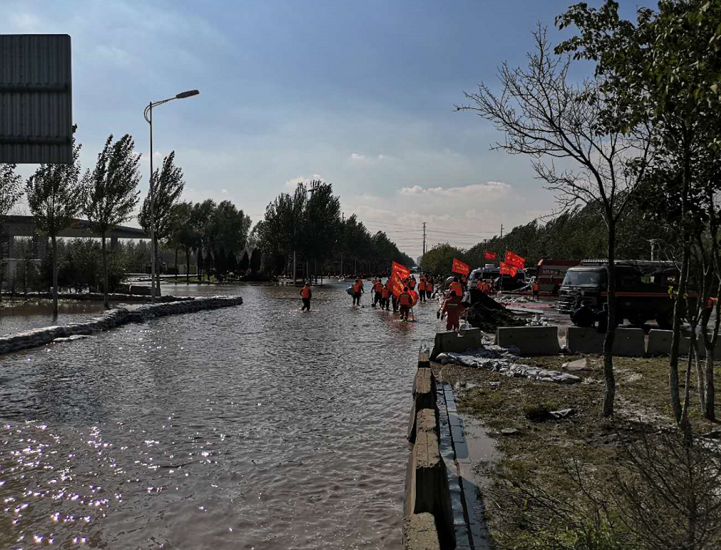 哈尔滨市长江路发生严重积水最深处已超过膝盖救援工作正在进行