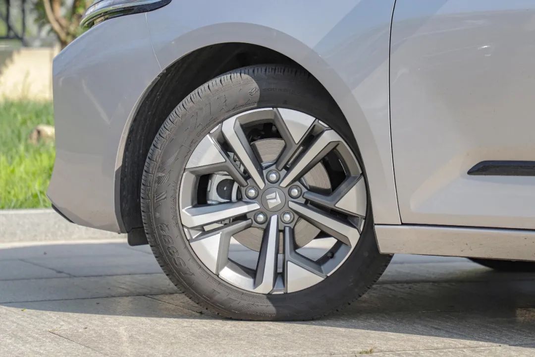 测试车搭载尺寸为215/55 r17的阿特拉斯as380轮胎,这是一款主打干湿地