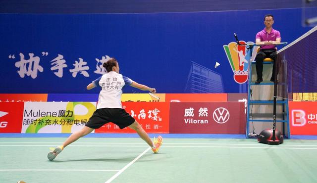 比分一直没拉开,局末阶段打到10:10,最后邸子健,安誉关键球抓住机会