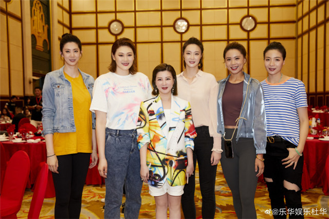 杜华发微博感谢姐姐节目组张雨绮合照站c位