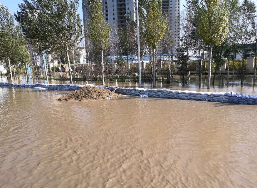 哈尔滨市长江路发生严重积水最深处已超过膝盖救援工作正在进行