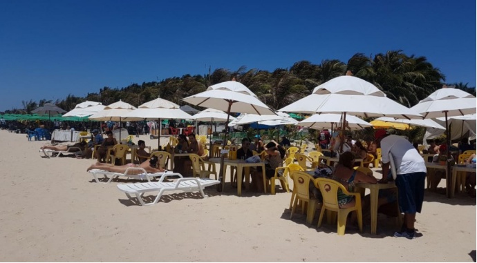 巴西小长假第一天 各地沙滩游客聚集