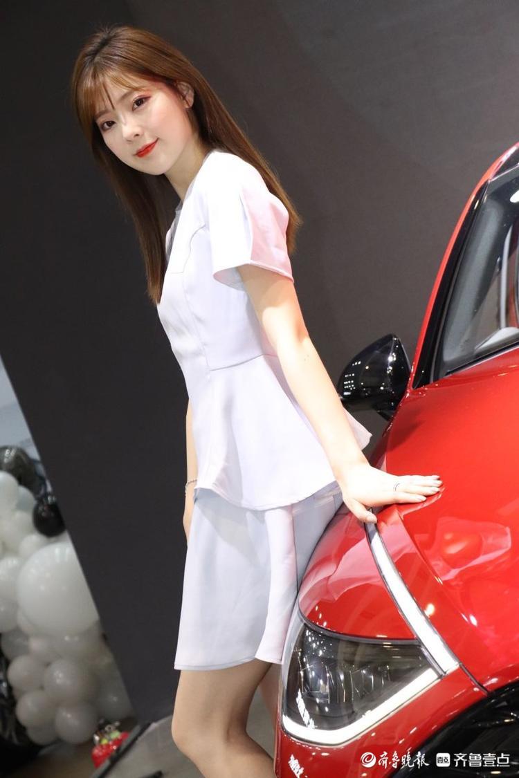 网红车模春晓现身齐鲁国际车展被粉丝环绕
