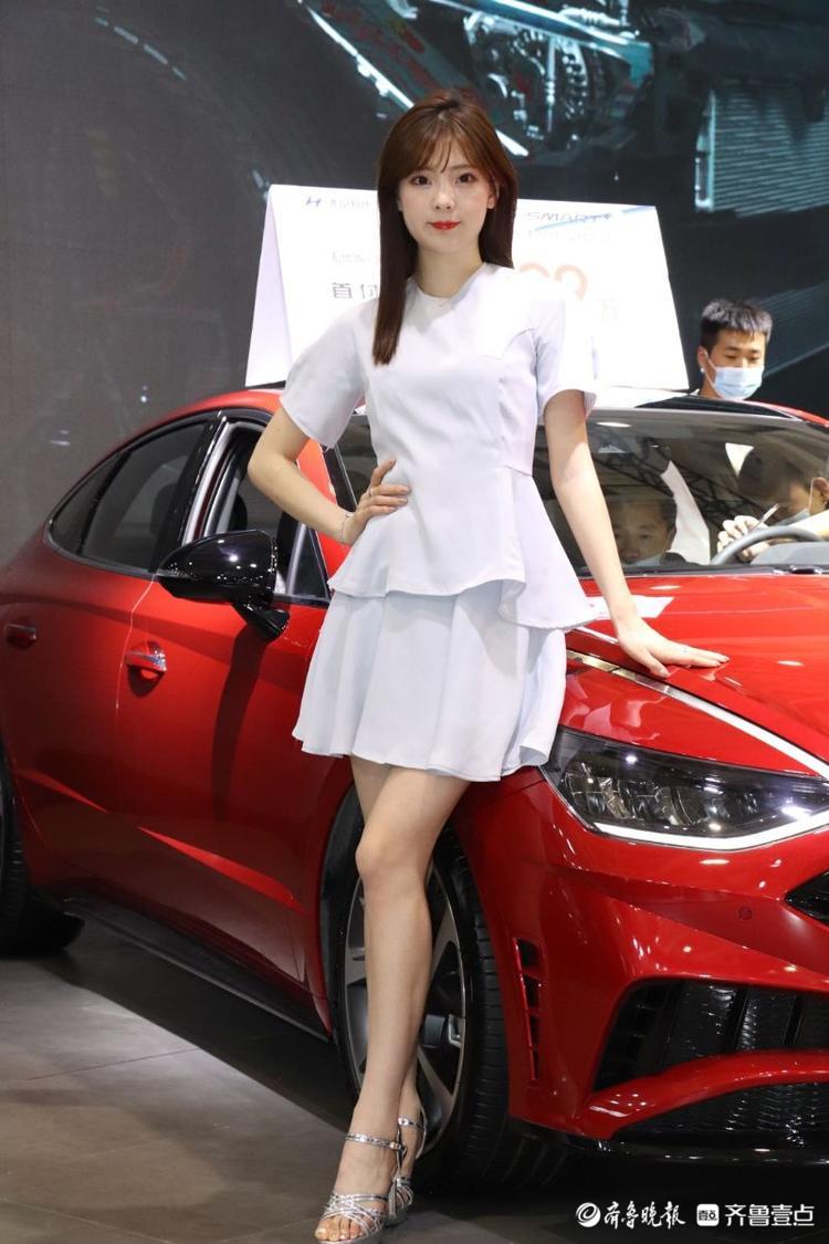 网红车模春晓现身齐鲁国际车展被粉丝环绕