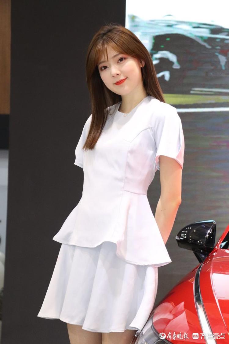 网红车模春晓现身齐鲁国际车展被粉丝环绕
