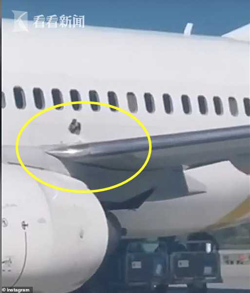女乘客嫌热擅开紧急舱门爬上机翼散步换气