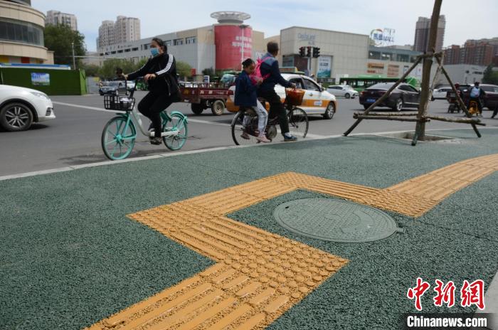 图为避开井盖而被铺成直角弯道的盲道.