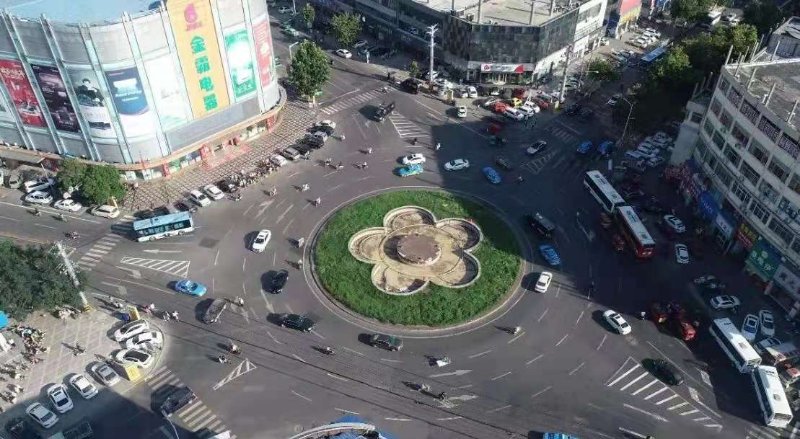 菏泽三角花园要开始抓拍啦!禁止从丹阳路向左逆行驶入青年路