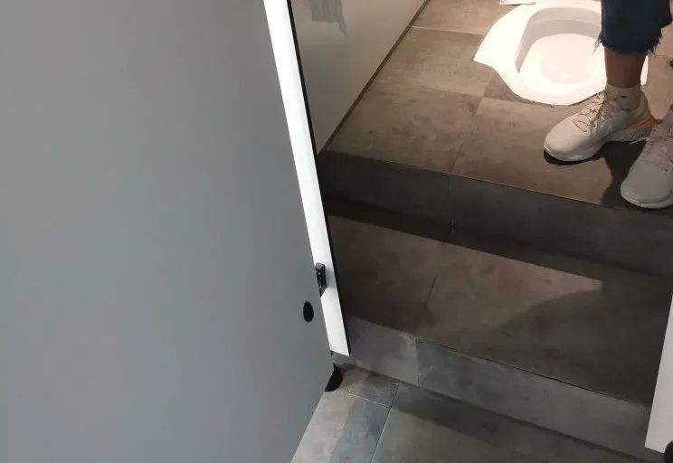 停电信息吓人女厕所门下露出个脑袋说我是女的