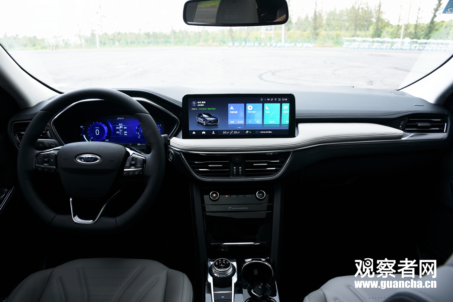 汽车看点 自媒体 正文进入内部,锐际在中控部位的增加了不少软包元素