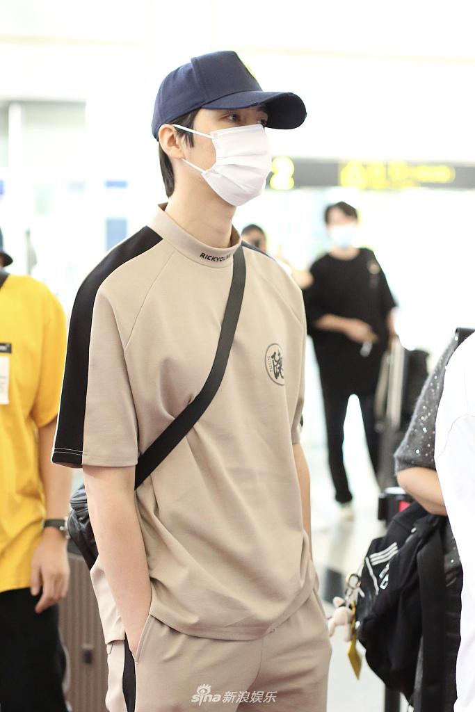 阿云嘎穿运动套装现身机场02身高优越大长腿抢镜