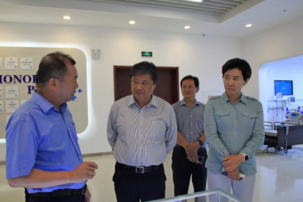 威海市副市长杨丽,威海高新区区领导柯学民,高明读陪同活动.