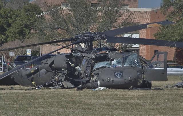 美军再传噩耗!黑鹰直升机坠落致2死3伤,国内混乱持续失控