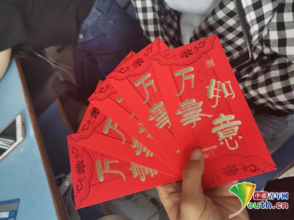 学期学习工作安排……在介绍完班会的主要内容后,他拿出厚厚一叠红包